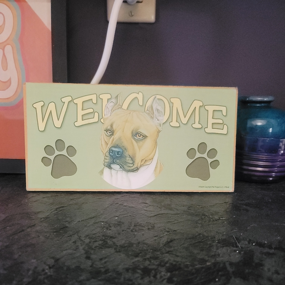 WOODEN WELCOME SIGN WITH PITBULL